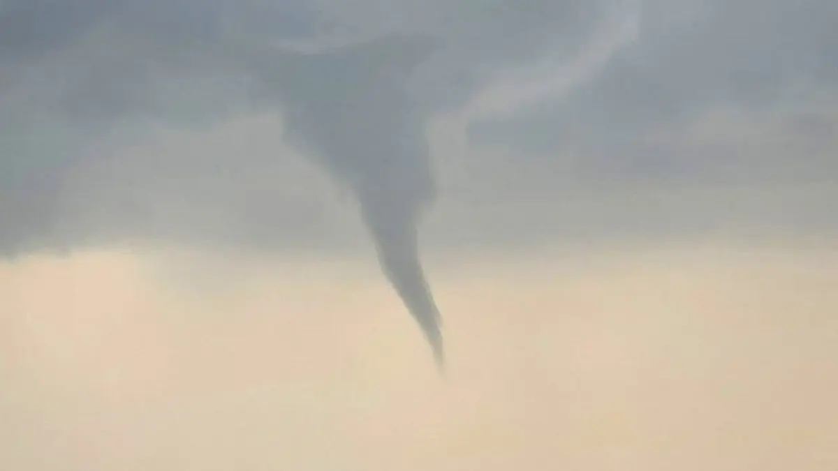 Tornado-Verdacht in Thüringen: ARCHIV - 14.06.2025, Nordrhein-Westfalen, Altenbeken: Ein Windrüssel ist über Altenbeken im Kreis Paderborn zu sehen. (zu dpa: «Tornado im Ilm-Kreis?») Foto: Sebastian Hansen/Blaulichtrheinlandnrw/dpa +++ dpa-Bildfunk +++