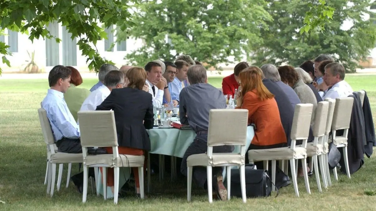 Erinnerung an 2003: Das rot-grüne Kabinett unter Kanzler Gerhard Schröder hatte 2003 und 2004 in Neuhardernberg im Schlosspark getagt.