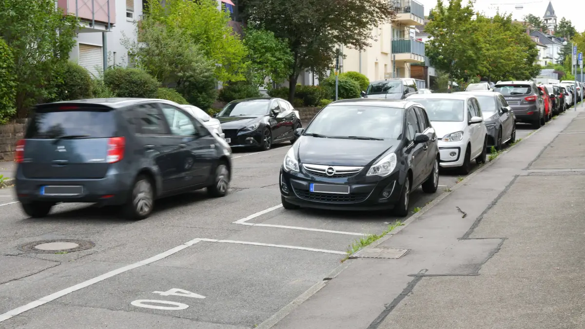 Parken, Untertürkheim: Stuttgart, Parkplatz Vergabe in Untertürkheim
Parkplätze haben eine Nummer, die einem Mieter zugeordnet sind.
Betroffen: Biklenstrasse, Fiechtnerstrasse, Sattlerstrasse.
Hier: Sattlerstrasse