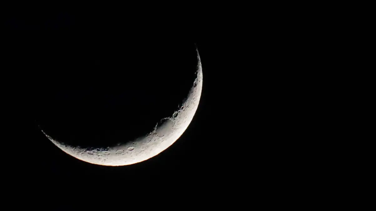 Am Monatsende wird Venus unbeobachtbar. Im Fernrohr zeigt unser innerer Nachbarplanet eine Sichel, die rasch größer und schmaler wird. Schon Galileo Galilei hat mit seinem selbst gefertigten Teleskop die Sichelgestalt der Venus erkannt.