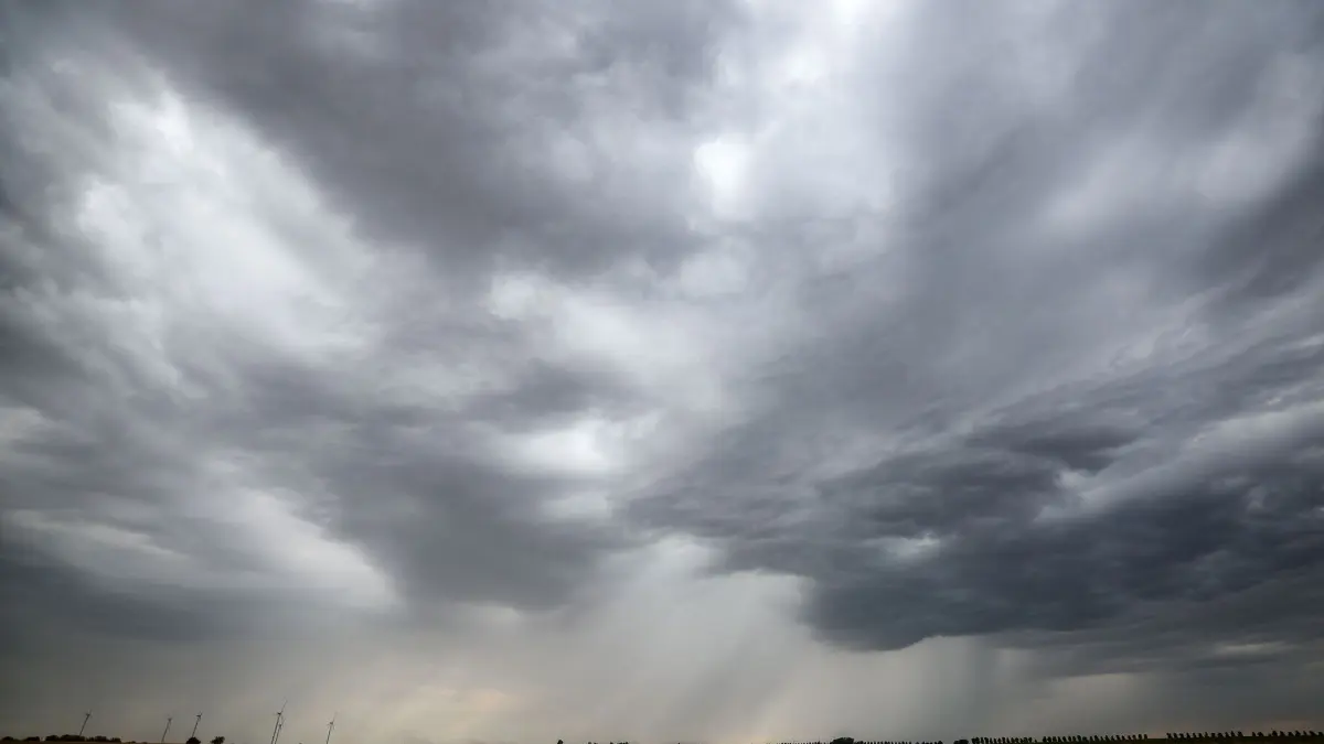 Regen, Sturm und Gewitter: ARCHIV - 19.07.2023, Sachsen-Anhalt, Lützen: Eine Regenfront zieht über ein Getreidefeld hinweg. (zu dpa: «Schauer und Gewitter möglich») Foto: Jan Woitas/dpa +++ dpa-Bildfunk +++