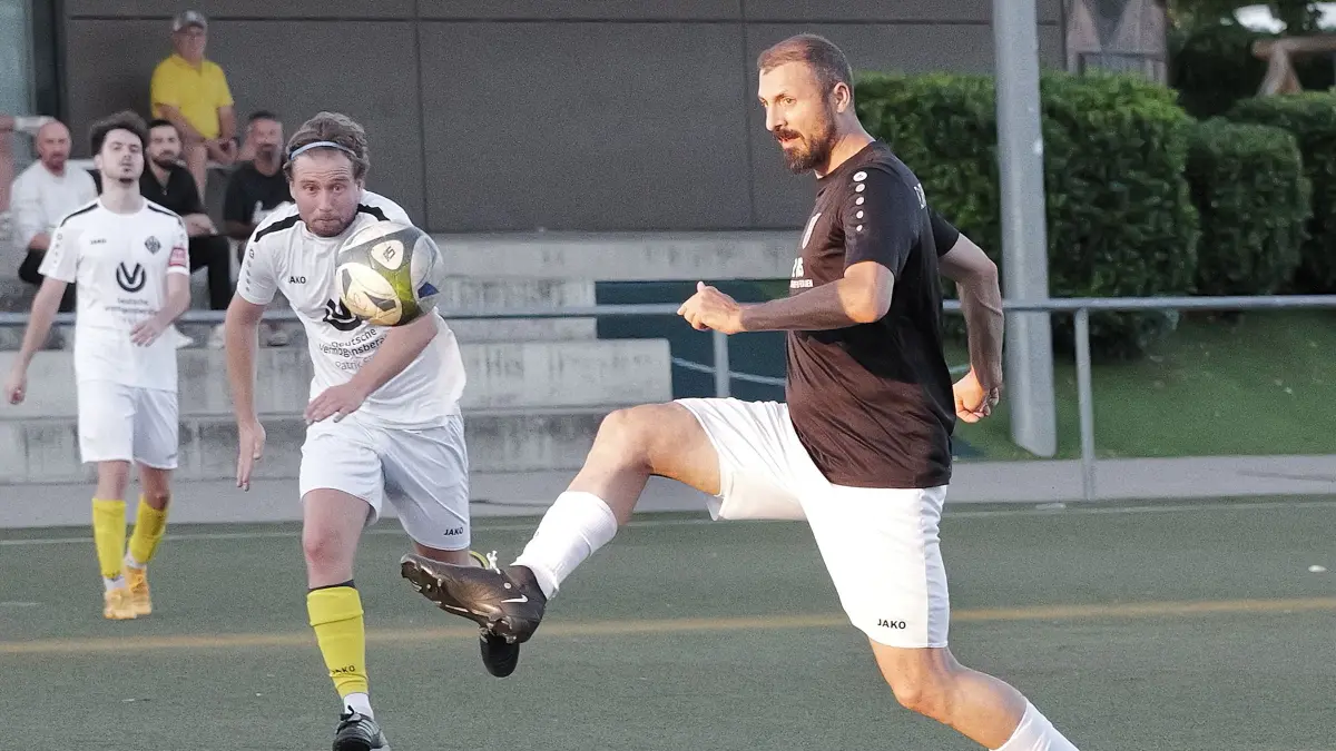 Fussball, Fußball, Kreisliga A1, Türkspor Stuttgart - FV Plochingen: Fussball, Fußball, Kreisliga A1, Türkspor Stuttgart - FV Plochingen
Nr.13 (S): Gökhan Gümüssu - schwarz/weiss
Fotograf: Günter E. Bergmann - Photography
Aufnahmedatum: 19.08.2026
