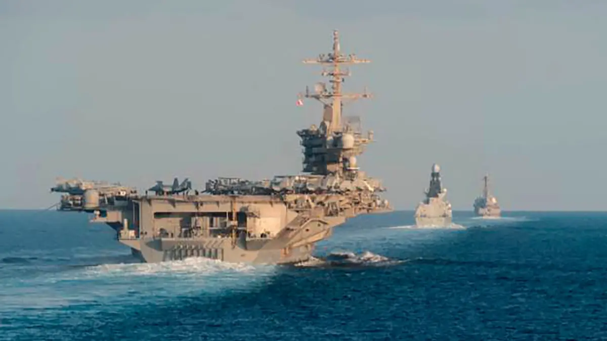 Senatoren fordern Aufklärung zu Lage auf US-Kriegsschiff: ARCHIV - 19.11.2019, International, Straße von Hormus: HANDOUT - Auf diesem von der US-Marine zur Verfügung gestellten Foto durchqueren der US-Flugzeugträger USS Abraham Lincoln (l), der britische Luftabwehrzerstörer HMS Defender und der US-Lenkwaffenzerstörer USS Farragut die internationale Meerenge Straße von Hormus. (zu dpa: «Nach Berichten über Missstände: Neuer US-Flugzeugträger in Nahost») Foto: Zachary Pearson/U.S. Navy via AP/dpa - ACHTUNG: Nur zur redaktionellen Verwendung und nur mit vollständiger Nennung des vorstehenden Credits +++ dpa-Bildfunk +++