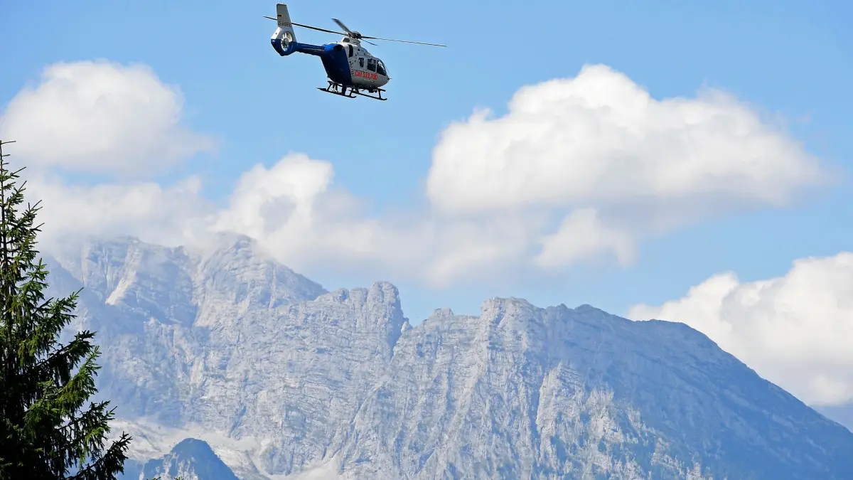 Bergunfälle: ARCHIV - 09.08.2022, Bayern, Straßwalchen: Ein Hubschrauber der Polizei fliegt über die Berchtesgadener Berge. Ein Wanderer stürzte am Mittwoch in die Tiefe und starb. (zu dpa: «76-Jähriger stürzt in Berchtesgadener Alpen in den Tod») Foto: Uwe Lein/dpa +++ dpa-Bildfunk +++