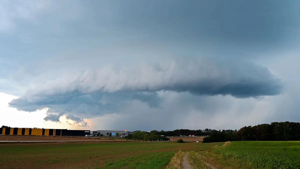 Gewitterzelle in Bayern: 20.08.2026, Bayern, Odelzhausen: Eine Gewitterzelle zieht am Nachmittag über den Landkreis Dachau. Dunkle Wolken und eine markante Gewitterfront bestimmen den Himmel über der Region. Das Unwetter bringt örtlich Starkregen und kräftige bis stürmische Böen. Foto: Simon Zeiher/onw-images/dpa +++ dpa-Bildfunk +++
