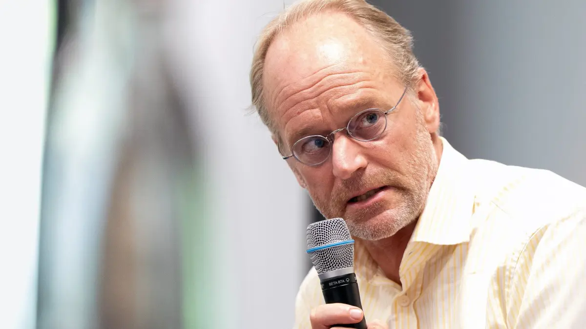 Bildungsforscher fordert bundesweites Handyverbot in Klassenzimmern: Klaus Zierer, Erziehungswissenschaftler und Hochschullehrer (Foto). Je naeher das Handy, desto geringer seien Aufmerksamkeit und Lernleistung von Schuelern, sagt Bildungsforscher Klaus Zierer. Er fordert deshalb klare Regeln fuer alle Schulen in Deutschland. (Siehe epd-Gespraech vom 20.08.2026) -- HANDOUT; KEIN ARCHIV; KEIN ZWEITVERKAUF; ACHTUNG: VEROEFFENTLICHUNG DES FOTOS NUR IM ZUSAMMENHANG MIT DER EPD-BERICHTERSTATTUNG GESTATTET!