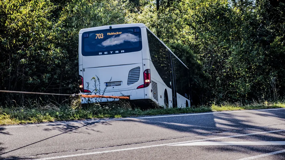 Auf der Landesstrasse 1180 hat sich am Mittwochnachmittag ein Unfall mit einem Linienbus ereignet.<br />
<br />
Nach aktuellem Stand der Ermittlungen war ein 65-jaehriger Fahrer gegen 15:45 Uhr mit einem Bus der Marke Setra von Perouse nach Moensheim unterwegs. In Hoehe der Einmuendung zur Landesstrasse 1179 kam der Bus aus bisher ungeklaerter Ursache nach links von der Strasse ab. Da gluecklicherweise keine Fahrgaeste an Bord waren, wurde niemand verletzt. Auch der Fahrer selbst blieb nach ersten Untersuchungen durch den Rettungsdienst unversehrt.<br />
<br />
Bei der Unfallaufnahme bemerkten die eingesetzten Polizeibeamten Alkoholgeruch bei dem Mann. Ein freiwilliger Alkoholvortest bestaetigte den Verdacht: Er hatte knapp ueber 2 Promille. Die Konsequenzen liessen nicht lange auf sich warten: Der Fahrer musste seinen Fuehrerschein noch an Ort und Stelle abgeben und im Krankenhaus eine Blutprobe abgeben.<br />
<br />
Der Sachschaden am Bus betraegt nach ersten Schaetzungen etwa 15.000 Euro. Zudem entstand ein Flurschaden von rund 2.500 Euro. Fuer die Bergung des Busses musste die Strasse komplett gesperrt werden, was bis circa 18:00 Uhr dauerte.