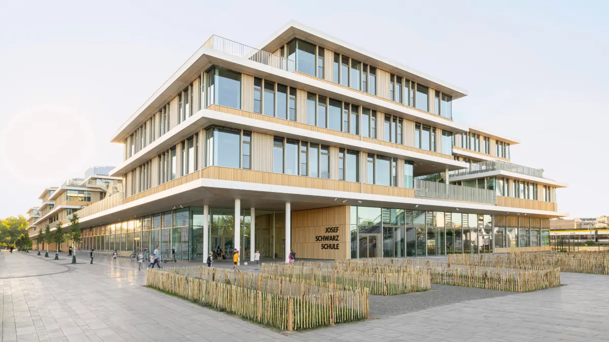 Behnisch Architekten aus Stuttgart sind für ihren Entwurf der Josef-Schwarz-Schule in Heilbronn für den Deutschen Nachhaltigkeitspreis Architektur 2026 nominiert.
