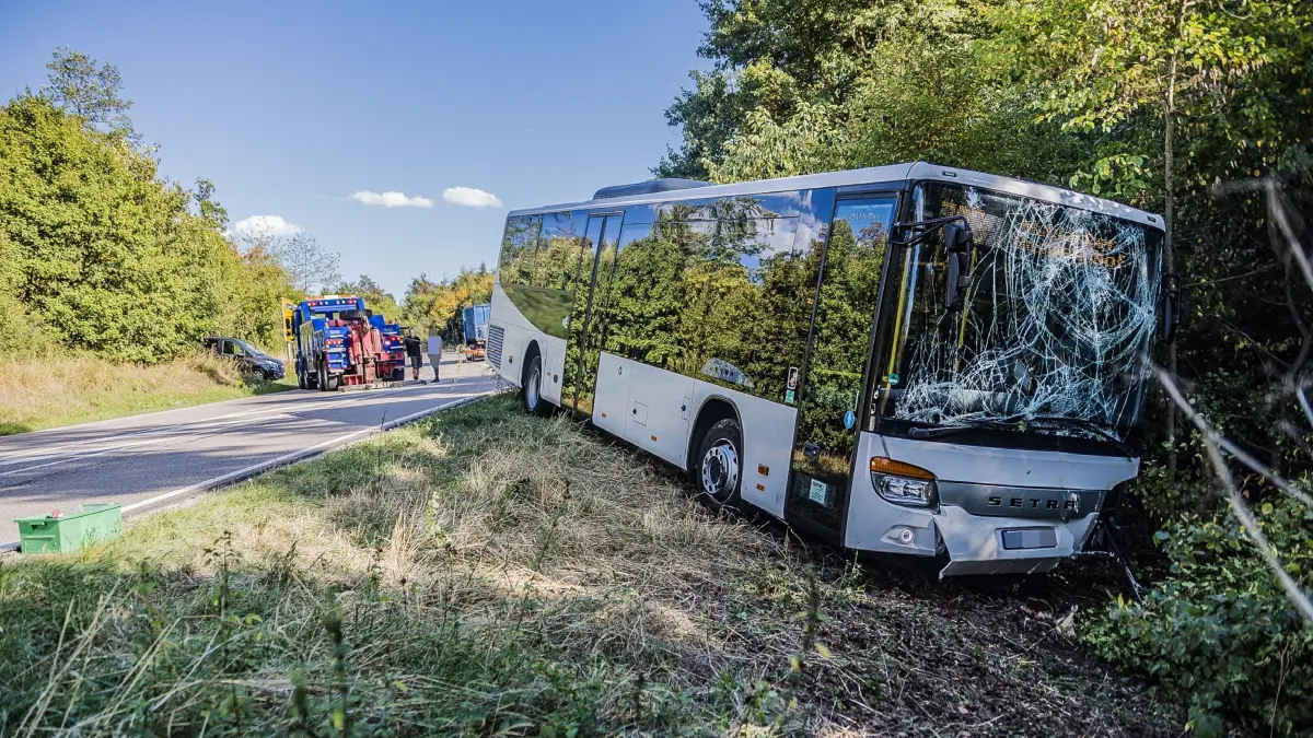 Auf der Landesstrasse 1180 hat sich am Mittwochnachmittag ein Unfall mit einem Linienbus ereignet.<br />
<br />
Nach aktuellem Stand der Ermittlungen war ein 65-jaehriger Fahrer gegen 15:45 Uhr mit einem Bus der Marke Setra von Perouse nach Moensheim unterwegs. In Hoehe der Einmuendung zur Landesstrasse 1179 kam der Bus aus bisher ungeklaerter Ursache nach links von der Strasse ab. Da gluecklicherweise keine Fahrgaeste an Bord waren, wurde niemand verletzt. Auch der Fahrer selbst blieb nach ersten Untersuchungen durch den Rettungsdienst unversehrt.<br />
<br />
Bei der Unfallaufnahme bemerkten die eingesetzten Polizeibeamten Alkoholgeruch bei dem Mann. Ein freiwilliger Alkoholvortest bestaetigte den Verdacht: Er hatte knapp ueber 2 Promille. Die Konsequenzen liessen nicht lange auf sich warten: Der Fahrer musste seinen Fuehrerschein noch an Ort und Stelle abgeben und im Krankenhaus eine Blutprobe abgeben.<br />
<br />
Der Sachschaden am Bus betraegt nach ersten Schaetzungen etwa 15.000 Euro. Zudem entstand ein Flurschaden von rund 2.500 Euro. Fuer die Bergung des Busses musste die Strasse komplett gesperrt werden, was bis circa 18:00 Uhr dauerte.