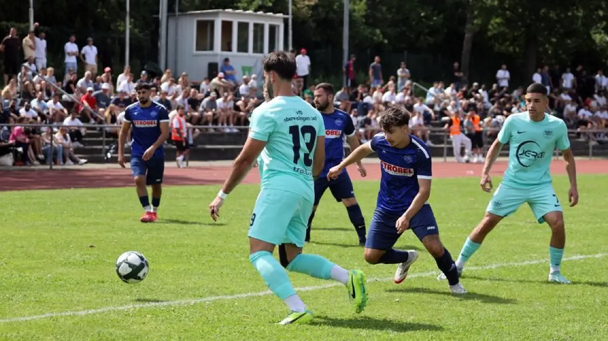 Vor zwei Jahren spielten die Scharnhausener (dunkle Trikots) noch in der Relegation um den Aufstieg in die Kreisliga A gegen den VfB Oberesslingen/Zell. Jetzt stellt der Verein keine Männermannschaft mehr.