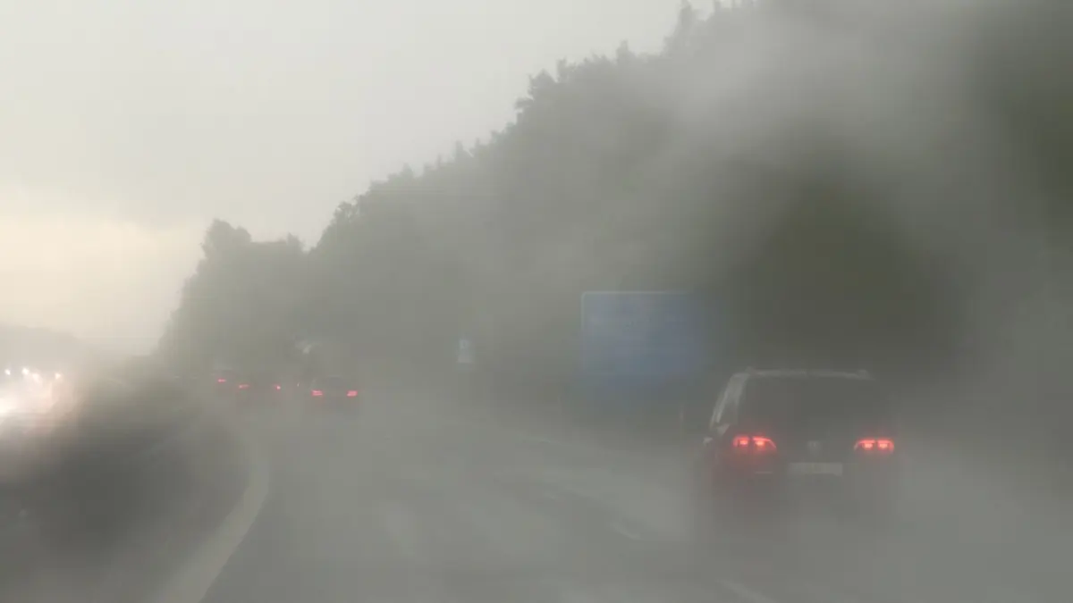 Unwetter in Bayern: ARCHIV - 31.05.2026, Bayern, Regensburg: Autos fahren bei Regen über eine Straße. (zu dpa: «Heftiger Regen und Gewitter im Süden Deutschlands erwartet») Foto: Bernd März/extremwetter.tv/dpa +++ dpa-Bildfunk +++