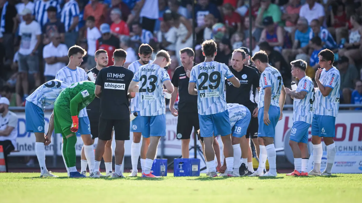 Fussball WFV Pokal 2026/2027 3. Runde 11.08.2026 FC Rottenburg - SV Stuttgarter Kickers Trinkpause Kieckers Kickers Trainer Holger Bachthaler 4.v.re. *** Soccer WFV Cup 20262027, Round 3, August 11, 2026, FC Rottenburg vs. SV Stuttgarter Kickers, Water Break, Kickers Coach Holger Bachthaler, 4th from the right