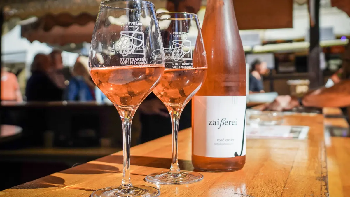 Auf dem Weindorf empfiehlt Sommelière Gabriela Predatsch von der Weinbar KABI alkoholfreie Weinalternativen