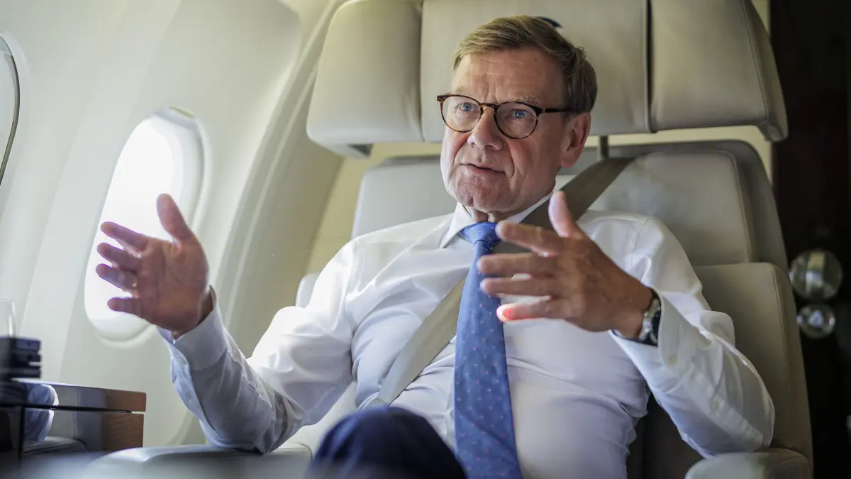 Johann Wadephul (CDU), Bundesaußenminister, aufgenommen während eines Interviews in einem Flugzeug Global der Flugbereitschaft der Bundeswehr auf dem Weg nach Berlin.