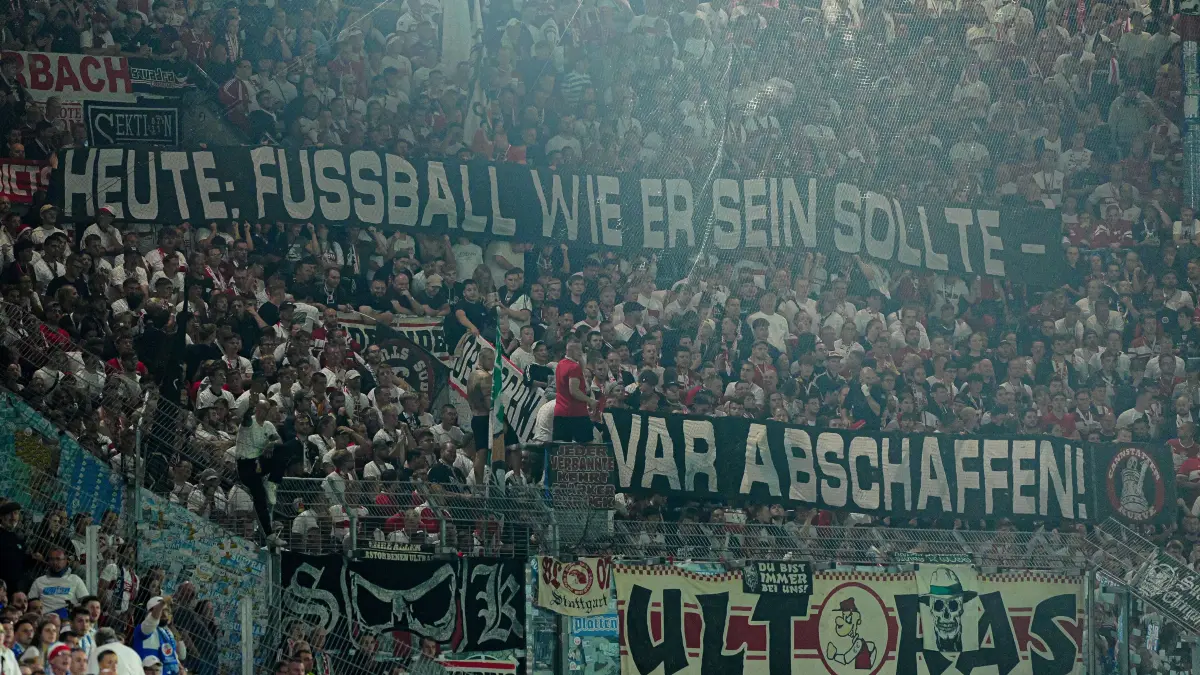 GER, FC Hansa Rostock vs. VfB Stuttgart, Fußball, DFB-Pokal, 1. Runde, Saison 2026/2027, 21.08.2026: Banner Fans/Ultras VfB Stuttgart gegen VAR
GER, FC Hansa Rostock vs. VfB Stuttgart, Fußball, DFB-Pokal, 1. Runde, Saison 2026/2027, 21.08.2026
Foto: Eibner-Pressefoto/Marcel von Fehrn