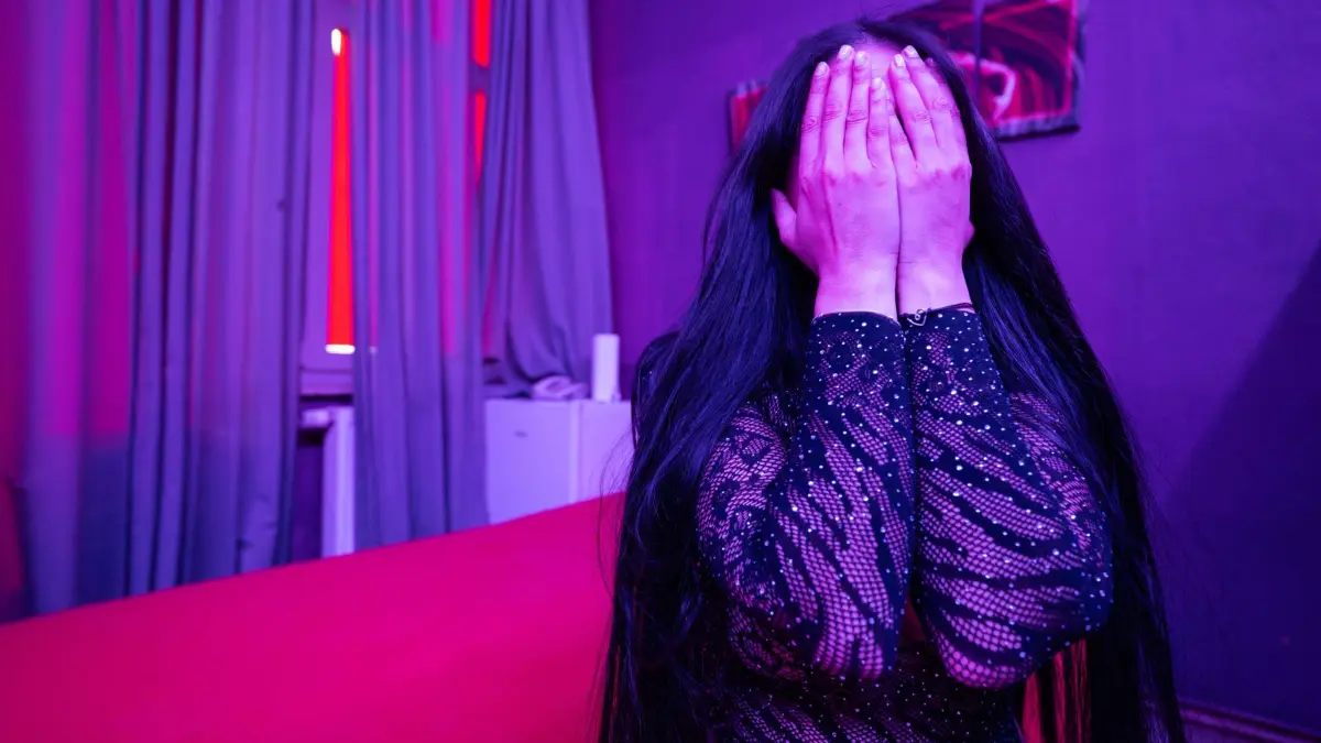 Prostitution in Frankfurt: ARCHIV - 29.04.2026, Hessen, Frankfurt/Main: Eine Prostituierte aus Rumänien wartet in ihrem Zimmer in einem Bordell im Bahnhofsviertel von Frankfurt auf Freier. Ein Großteil der Frauen in den Rotlicht-Etablissements stammt aus Osteuropa. (zu dpa: «Warum die Anmelde-Pflicht für Prostituierte nicht funktioniert») Foto: Boris Roessler/dpa +++ dpa-Bildfunk +++