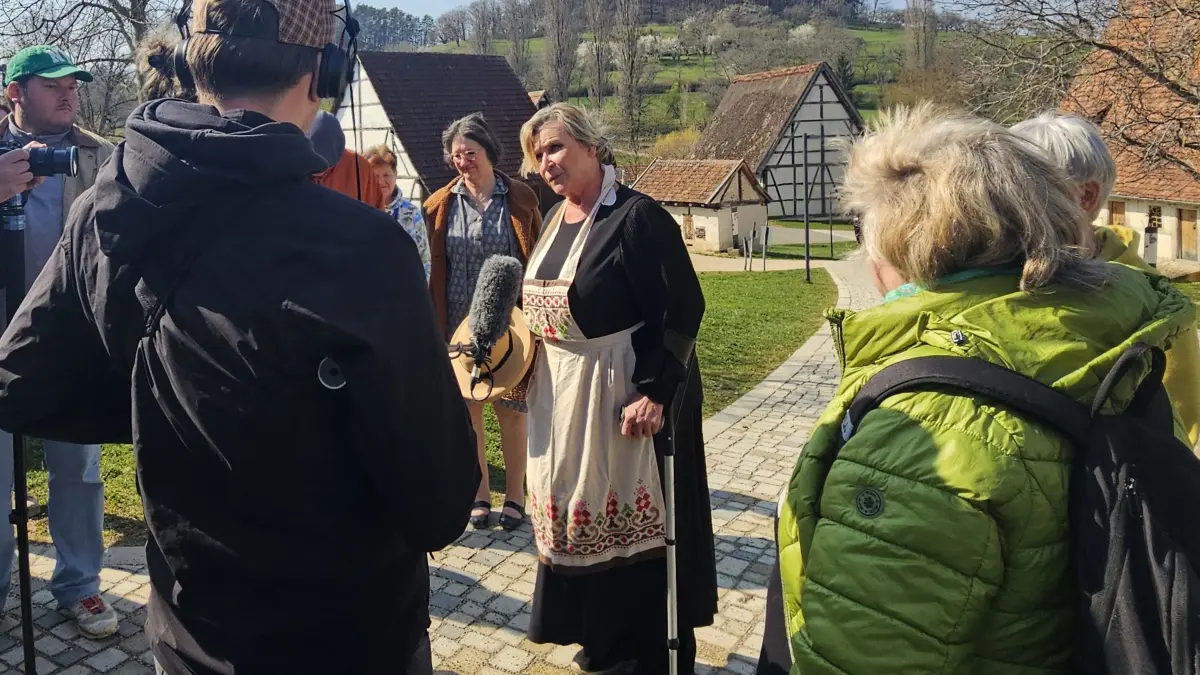 Das Team „Gespielte Geschichte“ im März 2026 bei den Vorbereitungen zum Großen Theater-Sonntag im Freilichtmuseum Beuren. Ihren Workshop mit der Agentur museum-theater-events aus Speyer dokumentierte ein Drehteam des SWR, das auch am 30. August dabei sein wird.