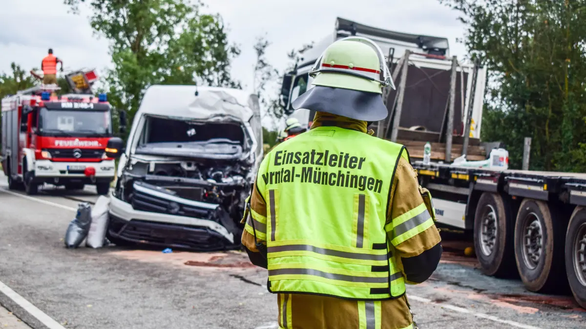 Unfall auf B10 bei Korntal-Münchingen Aus bislang ungeklaerter Ursache kam es am Freitagmorgen auf der B10 bei Korntal-Muenchingen, auf Hoehe des Kaisersteins, zu einem schweren Verkehrsunfall.<br /><br />Nach ersten Informationen der Polizei geriet ein Mercedes Sprinter aus bislang ungeklaerter Ursache auf die Gegenfahrbahn und kollidierte seitlich mit der Zugmaschine eines entgegenkommenden Lastwagens. Durch die Wucht des Aufpralls wurde der Tank des Lkw beschaedigt und riss auf. In der Folge trat Kraftstoff aus.<br /><br />Der Fahrer des Mercedes Sprinter wurde bei dem Unfall schwer verletzt und musste von der Feuerwehr aus seinem Fahrzeug befreit werden. Anschliessend wurde er zur weiteren Behandlung in ein Krankenhaus gebracht.<br /><br />Die Einsatzkraefte mussten die Unfallstelle umfangreich absichern. Die B10 war im Bereich der Unfallstelle fuer laengere Zeit vollstaendig gesperrt. Die Polizei hat die Ermittlungen zur Unfallursache aufgenommen.