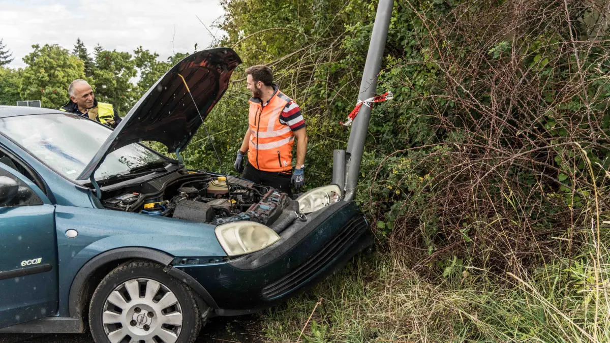 Aus bislang ungeklaerter Ursache kam es am Donnerstagnachmittag bei Renningen zu einem Verkehrsunfall. Wie die Polizei mitteilt, war der Fahrer eines Opel aus Richtung Nordrandstrasse kommend auf der Nord-Sued-Strasse unterwegs.<br /><br />
<br /><br />
Als der Mann in einen dortigen Kreisverkehr einfuhr, kam er aus bislang ungeklaerter Ursache von der Fahrbahn ab, fuhr aus dem Kreisverkehr heraus und prallte gegen eine dort stehende Strassenlaterne<br /><br />
<br /><br />
Der Fahrer wurde nach dem Unfall vom Rettungsdienst untersucht. Er blieb nach ersten Erkenntnissen unverletzt und musste nicht ins Krankenhaus gebracht werden.<br /><br />
<br /><br />
Der Opel wurde bei dem Unfall beschaedigt und musste abgeschleppt werden. Um die beschaedigte Strassenlaterne kuemmerte sich der Bauhof der Stadt Renningen.<br /><br />
<br /><br />
Die Polizei hat die Ermittlungen zur Unfallursache aufgenommen.
