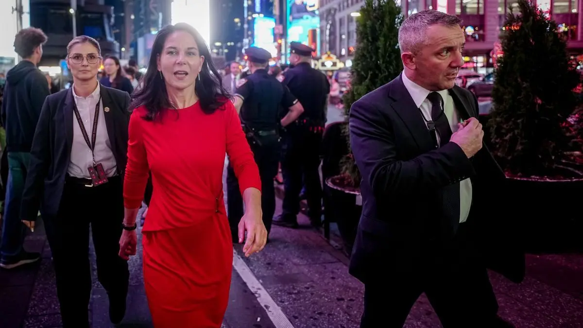 Annalena Baerbock, Präsidentin der Generalversammlung der Vereinten Nationen, geht am Abend des 25. September 2025 mit Personenschützern über den Times Square am Rande der Generaldebatte der UN-Vollversammlung in New York zu einem Interview.