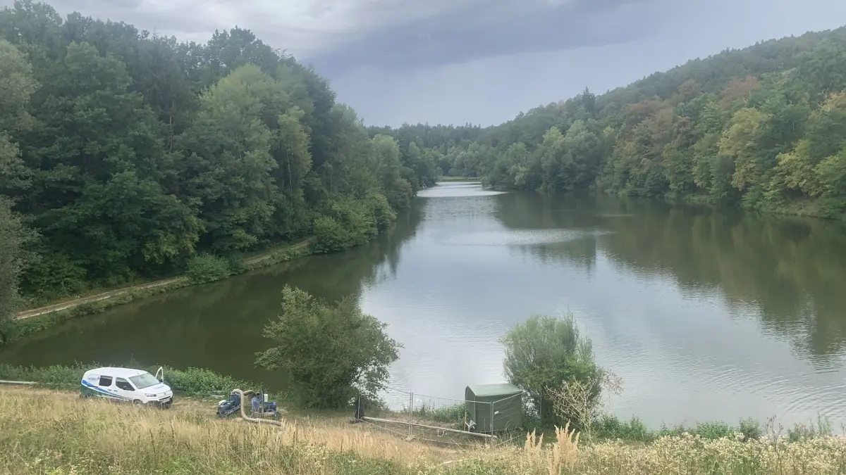 Wenig deutet darauf hin, dass der Sulzbach-Stausee ein Hochwasserrückehalte-Becken ist.