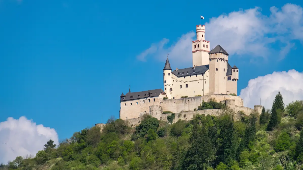 Die Marksburg ist eine aus dem 13. Jahrhundert stammende Höhenburg oberhalb der rheinland-pfälzischen Stadt Braubach am Rhein. Sie steht auf einem Schieferkegel in 186 Meter Höhe und ist – abgesehen von den starken Beschädigungen, die der Anlage im März 1945 durch Artilleriebeschuss zugefügt wurden – die einzige nie zerstörte mittelalterliche Höhenburg am Mittelrhein.