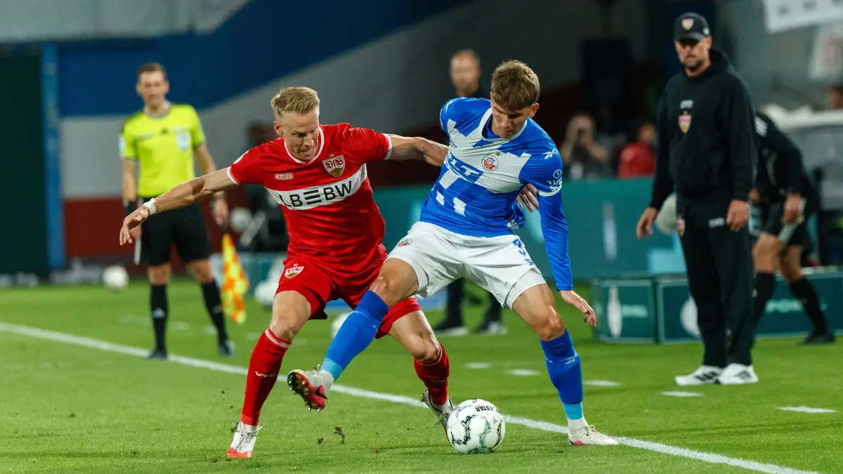 links Chris Führich VfB gegen Florian Bohnert Rostock GER, FC Hansa Rostock vs. VfB Stuttgart, Fußball, Männer, DFB-Pokal, 01. Runde, Spielzeit 2026/2027, 21.08.2026 Rostock Ostseestadion Mecklenburg - Vorpommern Deutschland *** Left: Chris Führich VfB vs. Florian Bohnert Rostock, GER FC Hansa Rostock vs. VfB Stuttgart Soccer Men DFB Cup Round 1 20262027 Season August 21, 2026, Rostock Ostseestadion, Mecklenburg-Western Pomerania, Germany