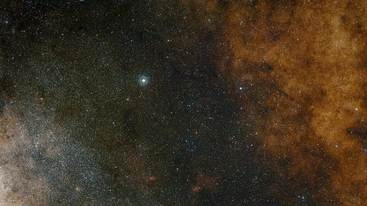 Diese Aufnahme im sichtbaren Licht zeigt die dichten Sternwolken im Sternbild Schütze (Sagittarius) in Richtung des Zentrums unserer Milchstraße.