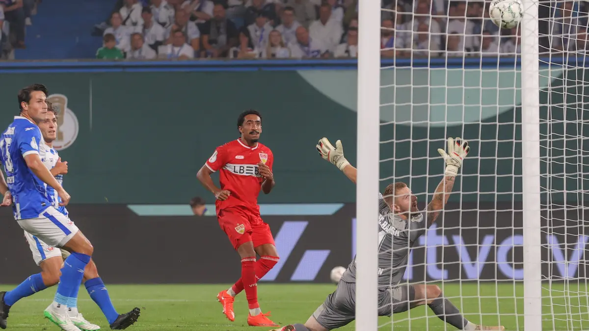 21.08.2026, xtgx, Fussball DFB-Pokal 1. Runde, FC Hansa Rostock - VfB Stuttgart, v.l. Tiago Tomas Stuttgart, 8 schiesst Tor, schießt, Torschuetze, erzielt Tor, Treffer, scores the goal 0:3 DFL/DFB REGULATIONS PROHIBIT ANY USE OF PHOTOGRAPHS as IMAGE SEQUENCES and/or QUASI-VIDEO Rostock *** August 21, 2026, xtgx, Soccer DFB Cup 1st Round, FC Hansa Rostock vs. VfB Stuttgart, from left: Tiago Tomas Stuttgart, 8 scores a goal, shoots, goal scorer, scores a goal, goal, scores the goal 03 DFL DFB REGULATIONS PROHIBIT ANY USE OF PHOTOGRAPHS as IMAGE SEQUENCES and/or QUASI-VIDEO Rostock