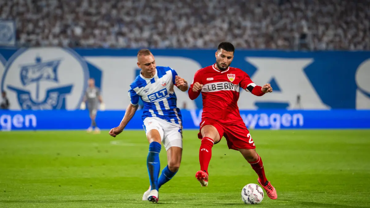 DFB-Pokal - 2026/2027 - 1. Runde - FC Hansa Rostock gegen VfB Stuttgart: Rostock, Deutschland 21. August 2026: DFB-Pokal - 2026/2027 - 1. Runde - FC Hansa Rostock gegen VfB Stuttgart Im Bild: Im Bild: v. li. im Zweikampf Franz Pfanne Hansa Rostock und Deniz Undav VfB Stuttgart /// DFB / DFL regulations prohibit any use of photographs as image sequences and/or quasi-video /// *** Rostock, Germany, August 21, 2026, 20262027 DFB Cup, First Round: FC Hansa Rostock vs. VfB Stuttgart. Pictured: From left, Franz Pfanne of Hansa Rostock and Deniz Undav of VfB Stuttgart in a tackle. DFB and DFL regulations prohibit any use of photographs as image sequences and/or quasi-video Copyright: xFotostandx/xVoelkerx
