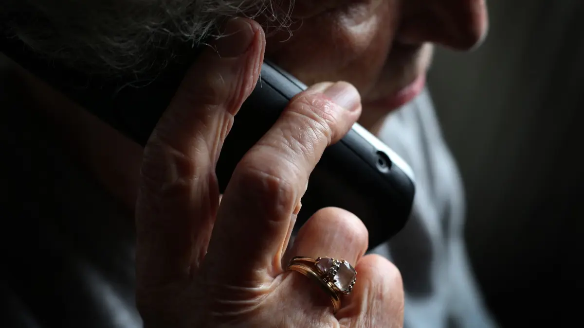 Ältere Frau telefoniert: ARCHIV - 11.10.2019, Bayern, Würzburg: Eine ältere Frau telefoniert mit einem schnurlosen Festnetztelefon. (gestellte Szene) (zu dpa: «Schockanruf: Seniorin verliert Gold und Schmuck an Betrüger») Foto: Karl-Josef Hildenbrand/dpa +++ dpa-Bildfunk +++