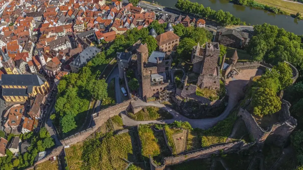 Burg Wertheim: Eine der größten Steinburgen Süddeutschlands thront in der historischen Altstadt Wertheims.