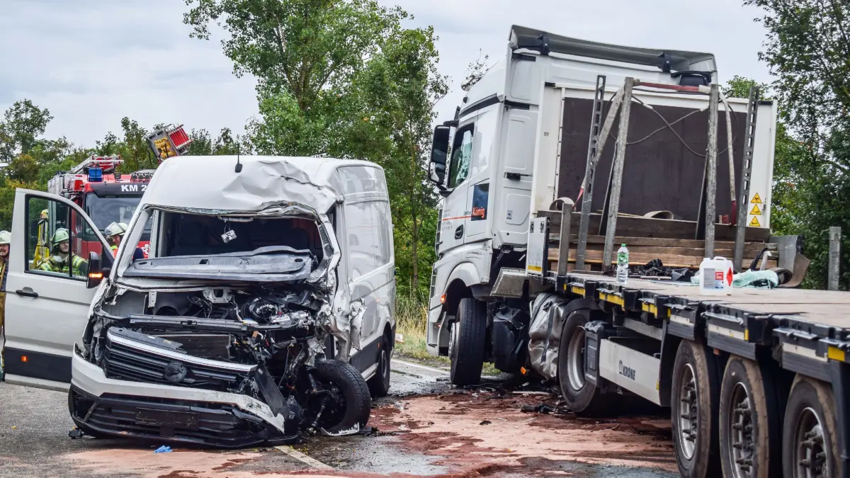 Aus bislang ungeklaerter Ursache kam es am Freitagmorgen auf der B10 bei Korntal-Muenchingen, auf Hoehe des Kaisersteins, zu einem schweren Verkehrsunfall.<br />
<br />
Nach ersten Informationen der Polizei geriet ein Mercedes Sprinter aus bislang ungeklaerter Ursache auf die Gegenfahrbahn und kollidierte seitlich mit der Zugmaschine eines entgegenkommenden Lastwagens. Durch die Wucht des Aufpralls wurde der Tank des Lkw beschaedigt und riss auf. In der Folge trat Kraftstoff aus.<br />
<br />
Der Fahrer des Mercedes Sprinter wurde bei dem Unfall schwer verletzt und musste von der Feuerwehr aus seinem Fahrzeug befreit werden. Anschliessend wurde er zur weiteren Behandlung in ein Krankenhaus gebracht.<br />
<br />
Die Einsatzkraefte mussten die Unfallstelle umfangreich absichern. Die B10 war im Bereich der Unfallstelle fuer laengere Zeit vollstaendig gesperrt. Die Polizei hat die Ermittlungen zur Unfallursache aufgenommen.