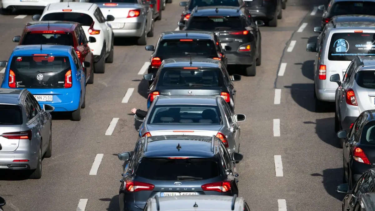 Autobahn: ARCHIV - 02.02.2024, Baden-Württemberg, Stuttgart: Autos stehen auf der Autobahn im Stau (zu dpa: «Trümmerteile auf A5 - Fahrbahnen gesperrt») Foto: Marijan Murat/dpa +++ dpa-Bildfunk +++
