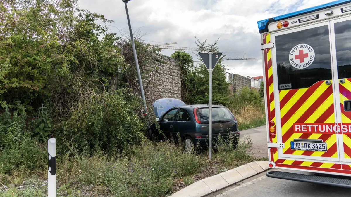 Aus bislang ungeklaerter Ursache kam es am Donnerstagnachmittag bei Renningen zu einem Verkehrsunfall. Wie die Polizei mitteilt, war der Fahrer eines Opel aus Richtung Nordrandstrasse kommend auf der Nord-Sued-Strasse unterwegs.<br /><br />
<br /><br />
Als der Mann in einen dortigen Kreisverkehr einfuhr, kam er aus bislang ungeklaerter Ursache von der Fahrbahn ab, fuhr aus dem Kreisverkehr heraus und prallte gegen eine dort stehende Strassenlaterne<br /><br />
<br /><br />
Der Fahrer wurde nach dem Unfall vom Rettungsdienst untersucht. Er blieb nach ersten Erkenntnissen unverletzt und musste nicht ins Krankenhaus gebracht werden.<br /><br />
<br /><br />
Der Opel wurde bei dem Unfall beschaedigt und musste abgeschleppt werden. Um die beschaedigte Strassenlaterne kuemmerte sich der Bauhof der Stadt Renningen.<br /><br />
<br /><br />
Die Polizei hat die Ermittlungen zur Unfallursache aufgenommen.