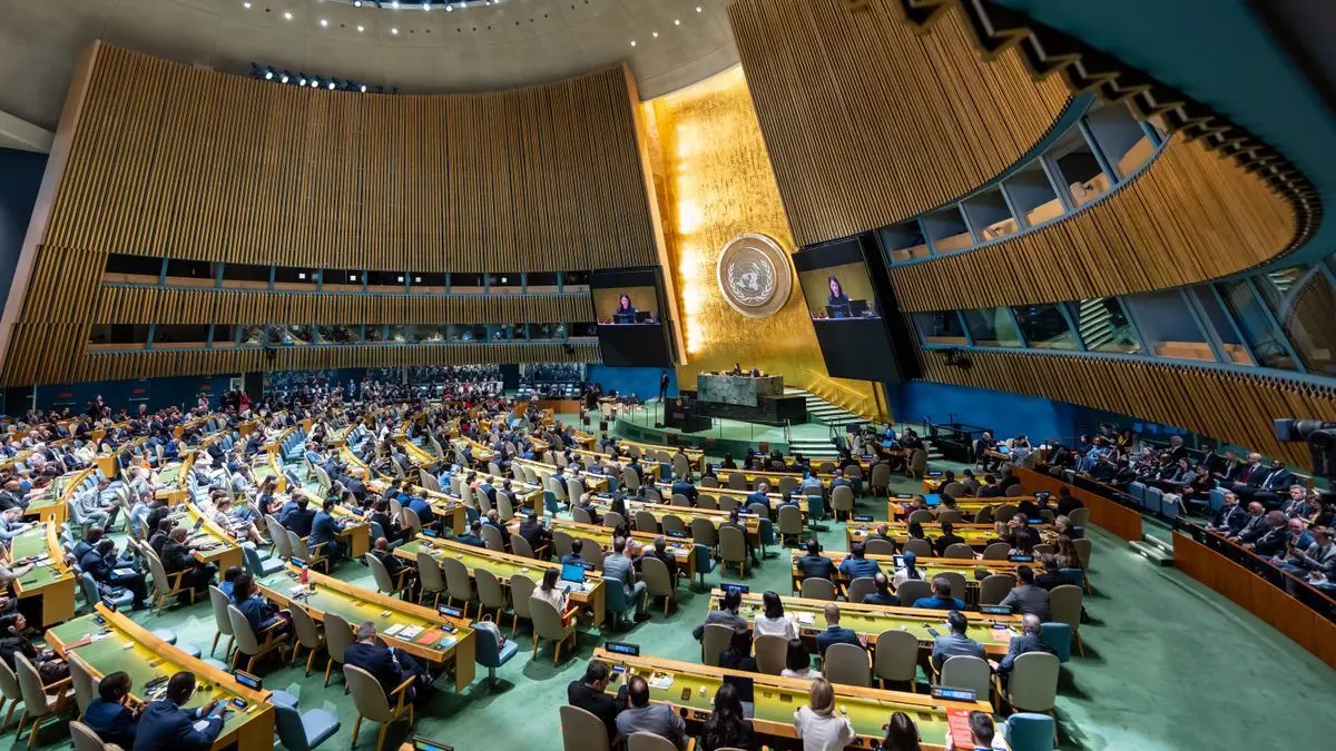 Annalena Baerbock ist am 3. Juni 2026 bei der Generalversammlung bei den Vereinten Nationen vor der Wahl für die nicht ständigen Mitglieder des UN-Sicherheitsrats (UN Security Council) auf Monitoren (re.) zu sehen.