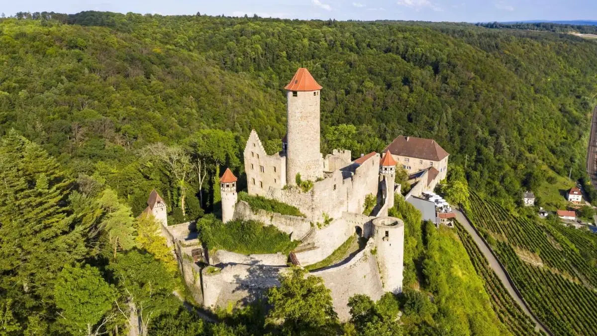 Zwischen Bad Wimpfen und Mosbach liegt die Burg Hornberg. Urkundlich erwähnt wurde sie zum ersten Mal im 11. Jahrhundert. Bekannt ist sie jedoch als Burg des Götz von Berlichingen, der dort 45 Jahre lebte.