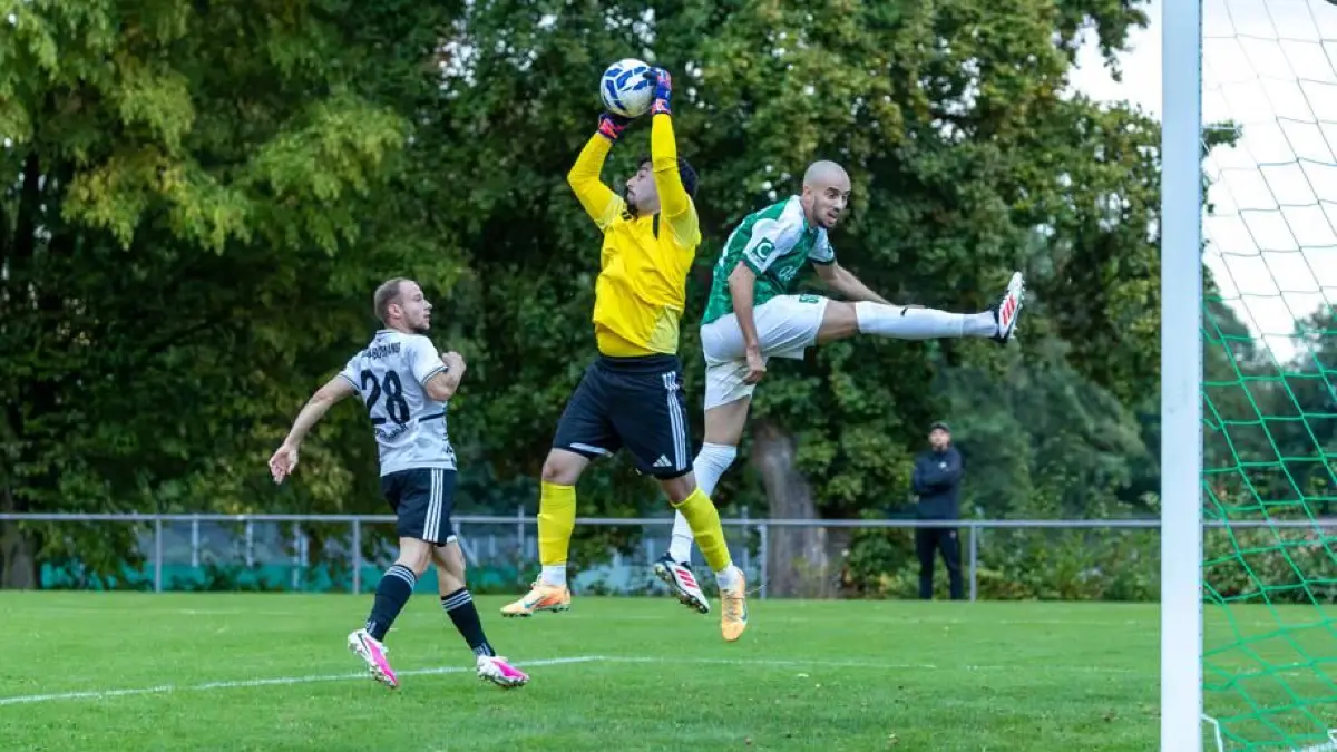 Hier kommt Ammar Memic (rechts) einen Schritt zu spät. Vorher aber hatte der Köngener seine Mannschaft sehenswert in Führung gebracht.