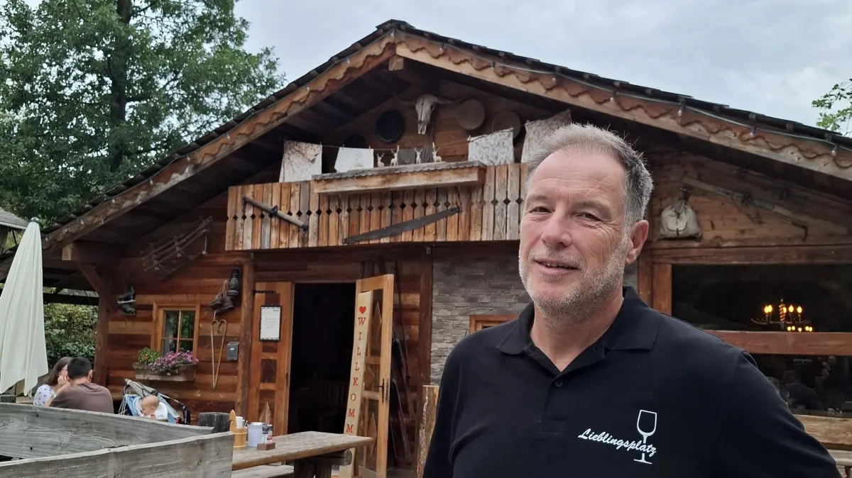 Reinhard Lieb in Tripsdrill Wildparadies vor seiner Hütte