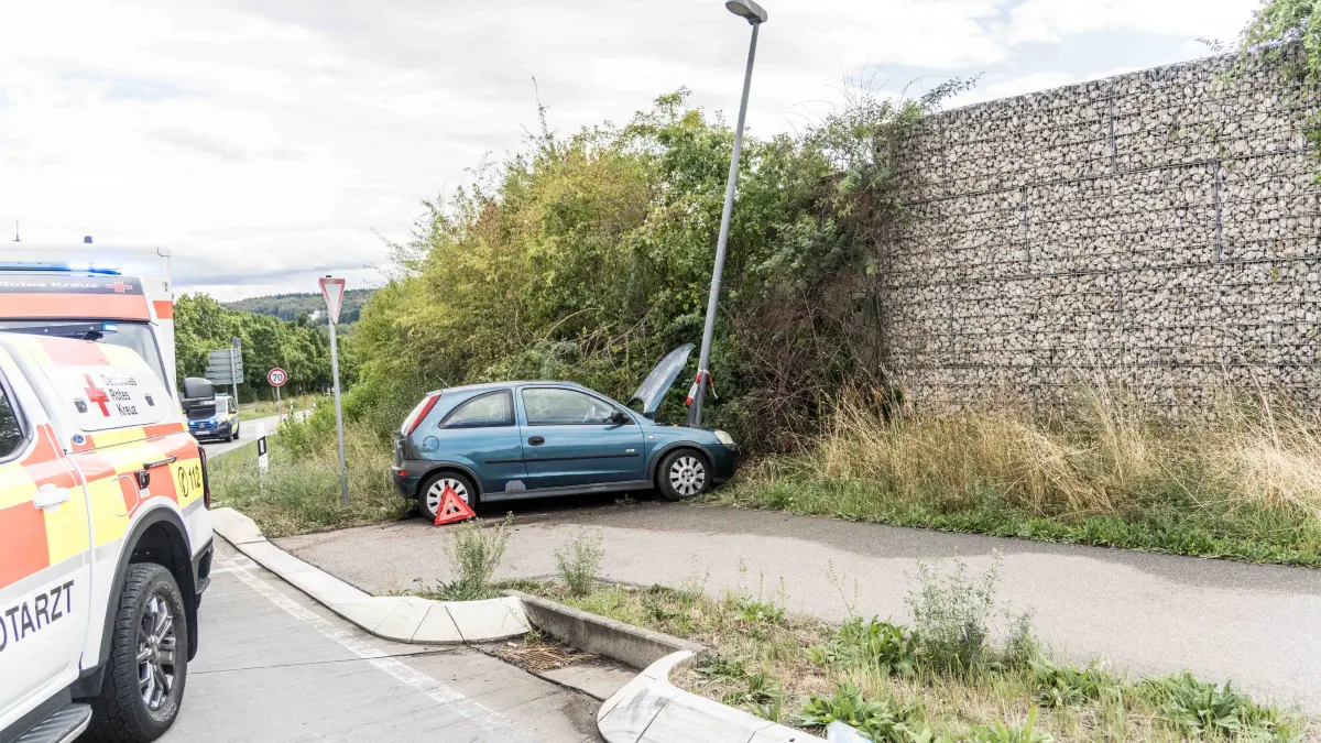 Aus bislang ungeklaerter Ursache kam es am Donnerstagnachmittag bei Renningen zu einem Verkehrsunfall. Wie die Polizei mitteilt, war der Fahrer eines Opel aus Richtung Nordrandstrasse kommend auf der Nord-Sued-Strasse unterwegs.<br /><br />
<br /><br />
Als der Mann in einen dortigen Kreisverkehr einfuhr, kam er aus bislang ungeklaerter Ursache von der Fahrbahn ab, fuhr aus dem Kreisverkehr heraus und prallte gegen eine dort stehende Strassenlaterne<br /><br />
<br /><br />
Der Fahrer wurde nach dem Unfall vom Rettungsdienst untersucht. Er blieb nach ersten Erkenntnissen unverletzt und musste nicht ins Krankenhaus gebracht werden.<br /><br />
<br /><br />
Der Opel wurde bei dem Unfall beschaedigt und musste abgeschleppt werden. Um die beschaedigte Strassenlaterne kuemmerte sich der Bauhof der Stadt Renningen.<br /><br />
<br /><br />
Die Polizei hat die Ermittlungen zur Unfallursache aufgenommen.