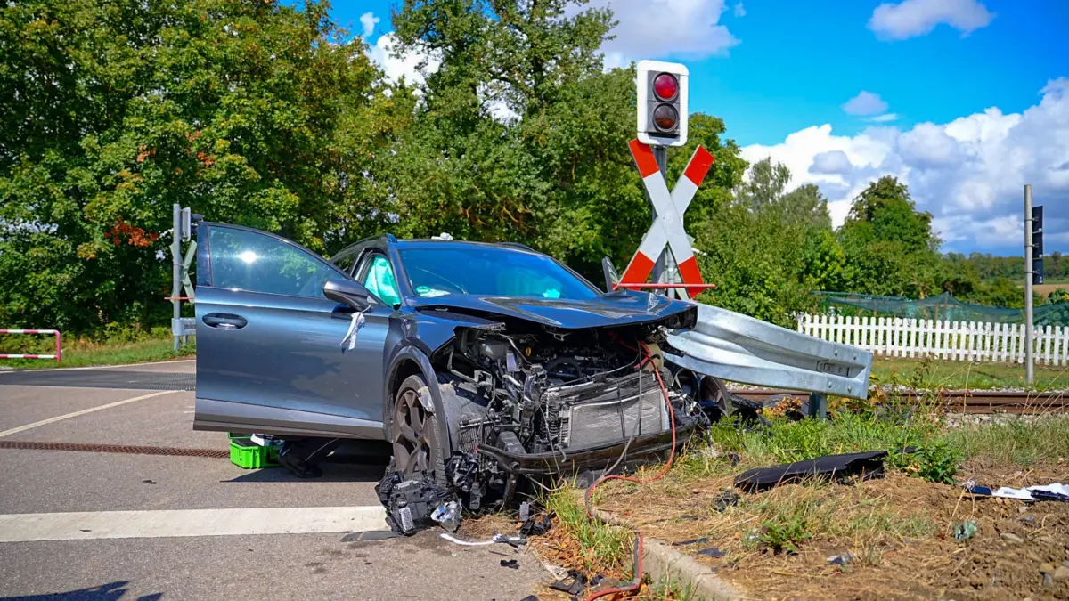 Auto stößt mit Zug zusammen - Bahnstrecke gesperrt: 22.08.2026, Baden-Württemberg, Hemmingen: Ein beschädigtes Auto steht an einem Bahnübergang. Ein Zug der Strohgäubahn ist zwischen Hemmingen und Heimerdingen (Kreis Ludwigsburg) mit einem Auto zusammengestoßen, das zuvor über einen unbeschrankten Bahnübergang gefahren war. Die beiden Insassen des Wagens wurden leicht verletzt, die Bahnstrecke ist derzeit gesperrt, wie die Polizei berichtete. Foto: Enrique Angelo Kaczor/dpa +++ dpa-Bildfunk +++