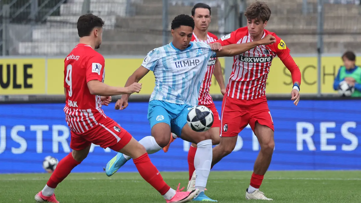 Stuttgart Fußball Regionalliga Südwest , Stuttgarter Kickers vs. SC Freiburg II , mitte: David Udogu Kickers *** Stuttgart Soccer, Regionalliga Southwest Stuttgarter Kickers vs. SC Freiburg II center: David Udogu Kickers