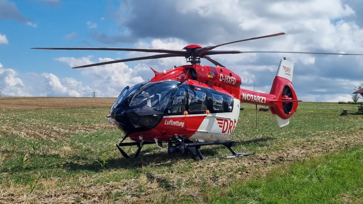 Am Samstagmittag kam es gegen 12:40 Uhr auf der B10 bei Schwieberdingen zu einem schweren Verkehrsunfall. Nach ersten Informationen der Polizei waren an dem Unfall zwei Pkw und ein Motorrad beteiligt.<br />
<br />
Bei dem Unfall wurden mutmasslich zwei Personen aus den beteiligten Pkw leicht verletzt. Sie wurden vom Rettungsdienst zur weiteren medizinischen Versorgung in umliegende Krankenhaeuser gebracht.<br />
<br />
Der Motorradfahrer erlitt hingegen schwere Verletzungen. Er wurde nach der medizinischen Erstversorgung vor Ort mit einem Rettungshubschrauber in ein Krankenhaus geflogen.<br />
<br />
Zum genauen Unfallhergang liegen derzeit noch keine naeheren Informationen vor. Die B10 ist im Bereich der Unfallstelle aktuell in beide Fahrtrichtungen voll gesperrt. Die Polizei hat die Ermittlungen zum Unfallhergang aufgenommen.