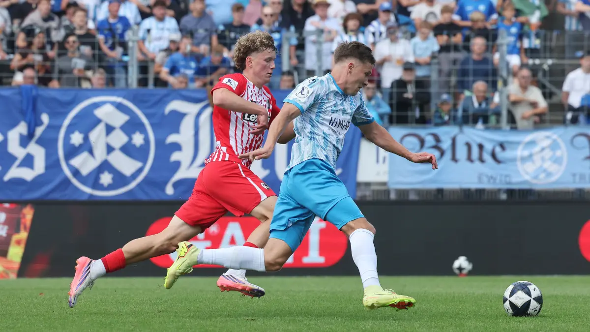 BAU // Stuttgart Fußball Regionalliga Südwest , Stuttgarter Kickers vs. SC Freiburg II , von links: Rouven Tarnutzer ( Frei ) / Sebastian Müller ( Kickers )