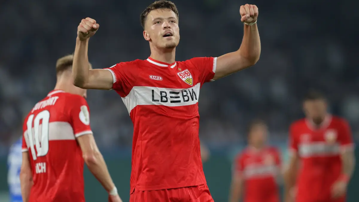 Fussball DFB-Pokal 1. Runde, FC Hansa Rostock - VfB Stuttgart: 21.08.2026, xtgx, Fussball DFB-Pokal 1. Runde, FC Hansa Rostock - VfB Stuttgart, v.l. Dzenan Pejcinovic Stuttgart, 17 Jubel, Torjubel, jubelt ueber das Tor, celebrate the goal, celebration DFL/DFB REGULATIONS PROHIBIT ANY USE OF PHOTOGRAPHS as IMAGE SEQUENCES and/or QUASI-VIDEO Rostock *** August 21, 2026, xtgx, Soccer DFB Cup 1st Round, FC Hansa Rostock vs. VfB Stuttgart, from left: Dzenan Pejcinovic Stuttgart, 17, cheering, Goal celebration, celebrating the goal, DFL DFB REGULATIONS PROHIBIT ANY USE OF PHOTOGRAPHS as IMAGE SEQUENCES and/or QUASI-VIDEO Rostock