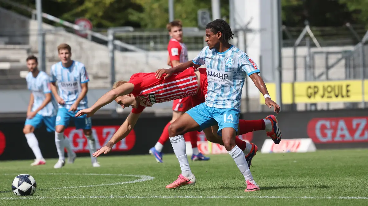 BAU // Stuttgart Fußball Regionalliga Südwest , Stuttgarter Kickers vs. SC Freiburg II , von vorne: Melkamu Frauendorf ( Kickers ) / Julius Düker ( Freiburg )