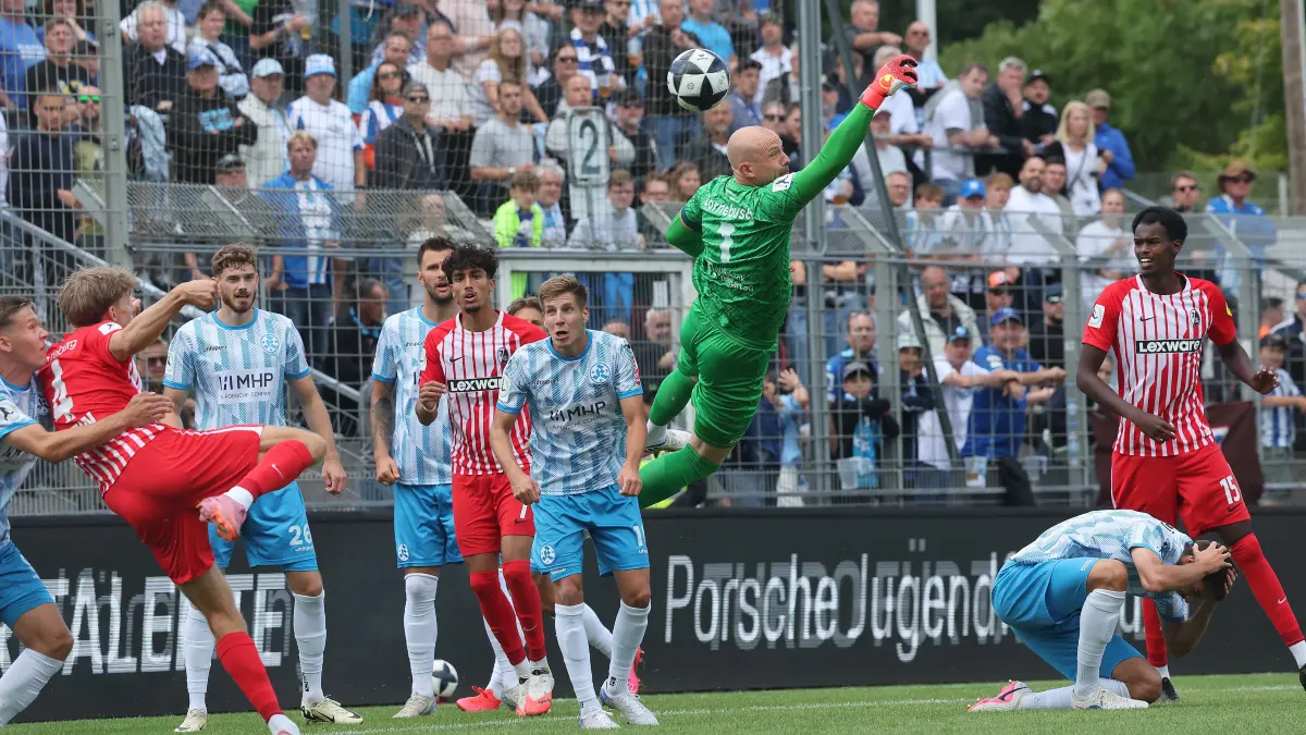 BAU // Stuttgart Fußball Regionalliga Südwest , Stuttgarter Kickers vs. SC Freiburg II , Torwart Felix Dornebusch ( Kickers )