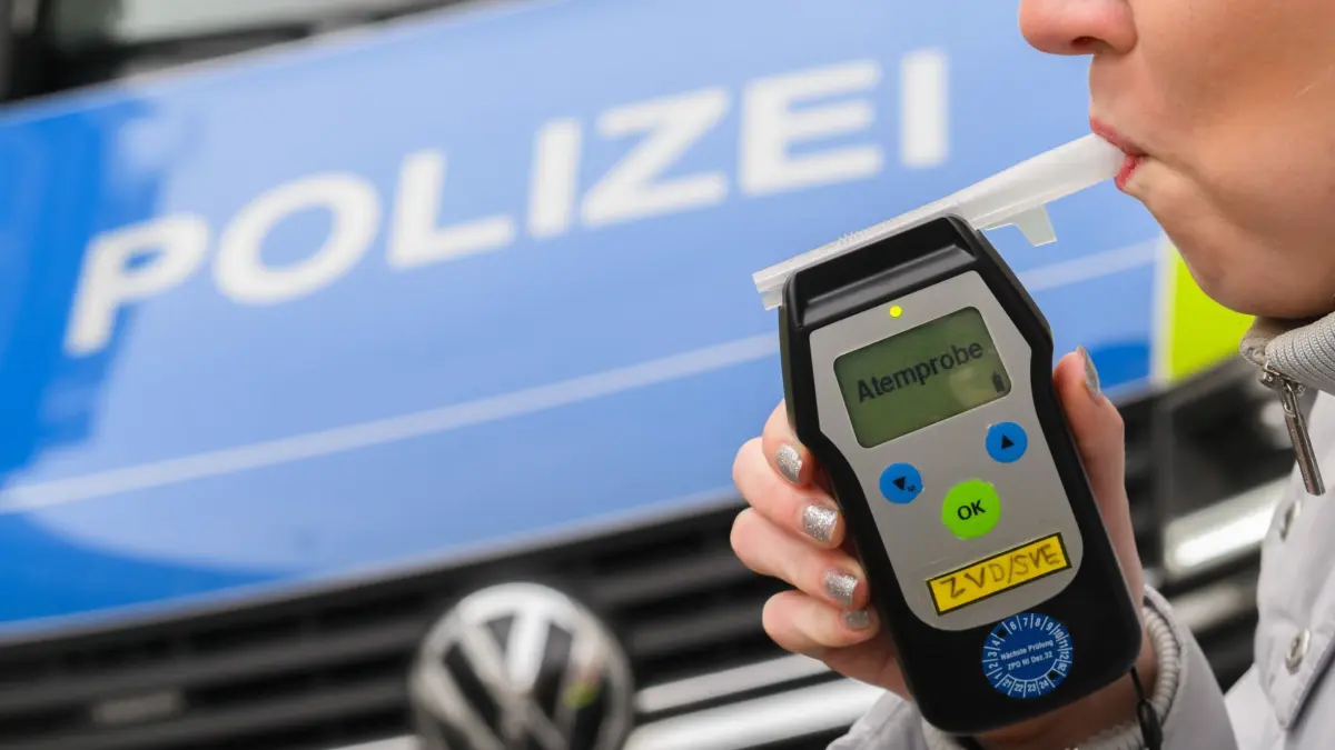Atemalkoholtest Symbolbild: ARCHIV - 28.01.2025, Niedersachsen, Hannover: Eine Frau macht einen Alkoholtest. (gestellte Szene). (zu dpa: «Lastwagen fährt Schlangenlinien auf Autobahn») Foto: Julian Stratenschulte/dpa +++ dpa-Bildfunk +++