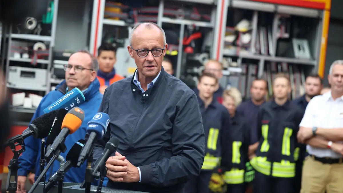Bundeskanzler Merz besucht Waldbrandgebiet in Hürtgenwald