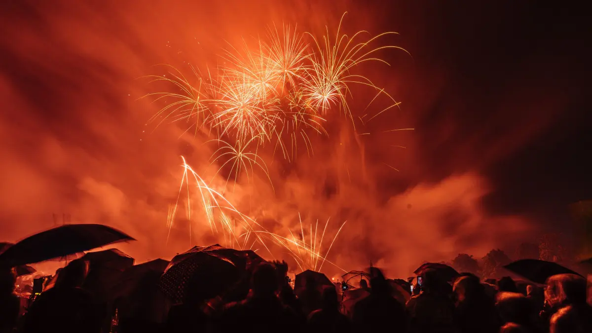 Flammende Sterne 2026 - Tag 1: 21.08.2026, Ostfildern: Trotz Dauerregen genießen die Besucher der Flammenden Sterne 2026 das Feuerwerk der Pyrotechniker von Cienfuegos S.A aus Argentinien.